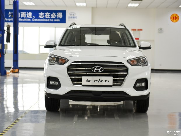 車(chē)尾部采用了分層式的設(shè)計(jì)，特別是碩大的裝飾板同樣營(yíng)造出“硬派”的感覺(jué)，此外隱藏式的排氣管使尾部看起來(lái)很飽滿。