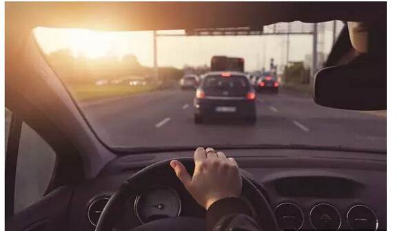 假如你開車時爆胎了，你知道該怎么打方向盤嗎？多學(xué)點 沒壞處！